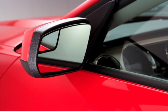 2011_mustang_mirrors Sideview mirrors have been optimized to reduce aerodynamic drag and wind noise.