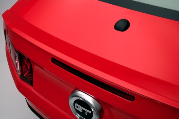 2011_mustang_spoiler The 2011 Mustang features a decklid mounted antenna to facilitate satellite radio reception.
