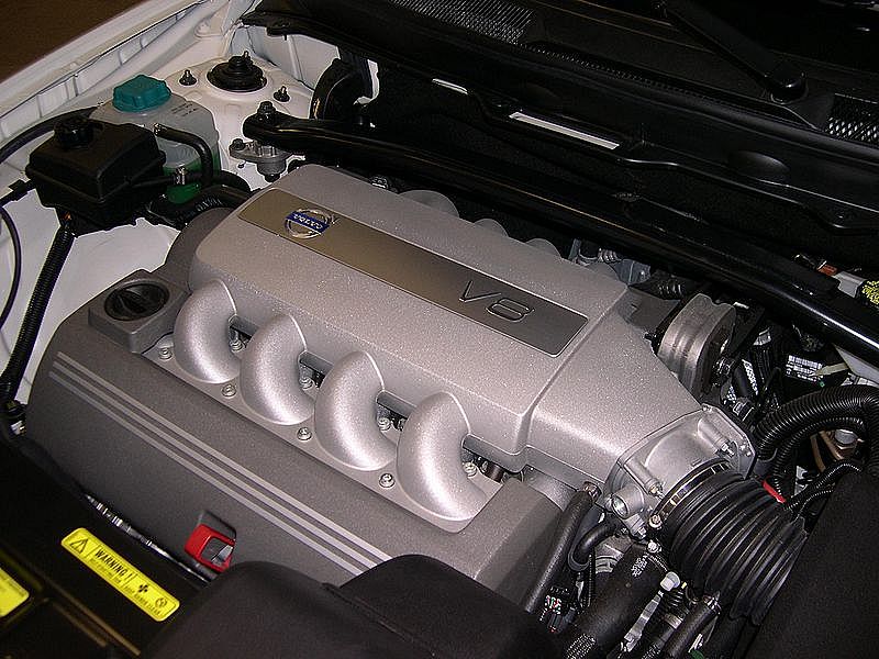 800px-2006_Volvo_XC90_V8_engine.jpg